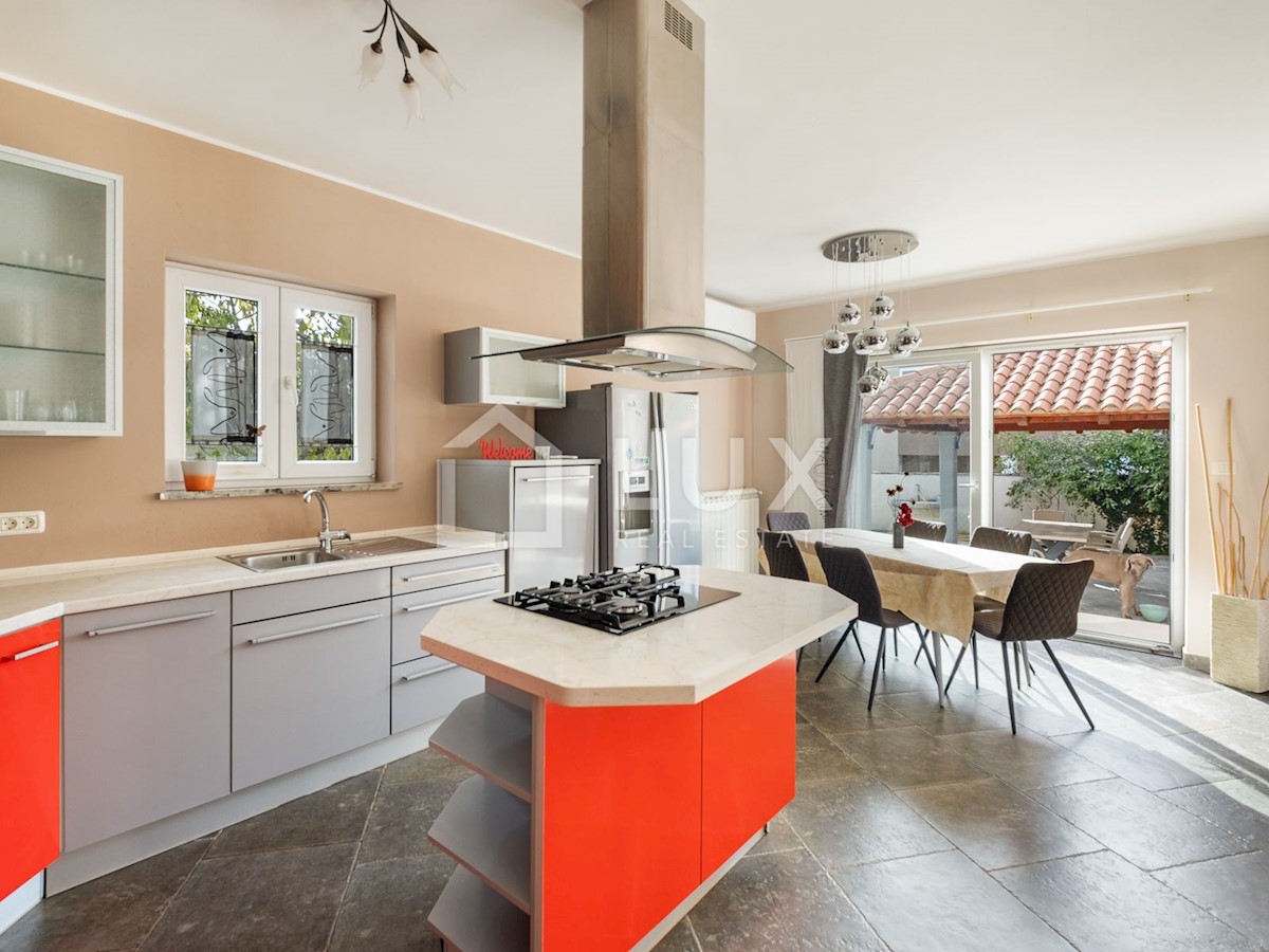 PULA - vila z bazenom na parceli 1116m2
