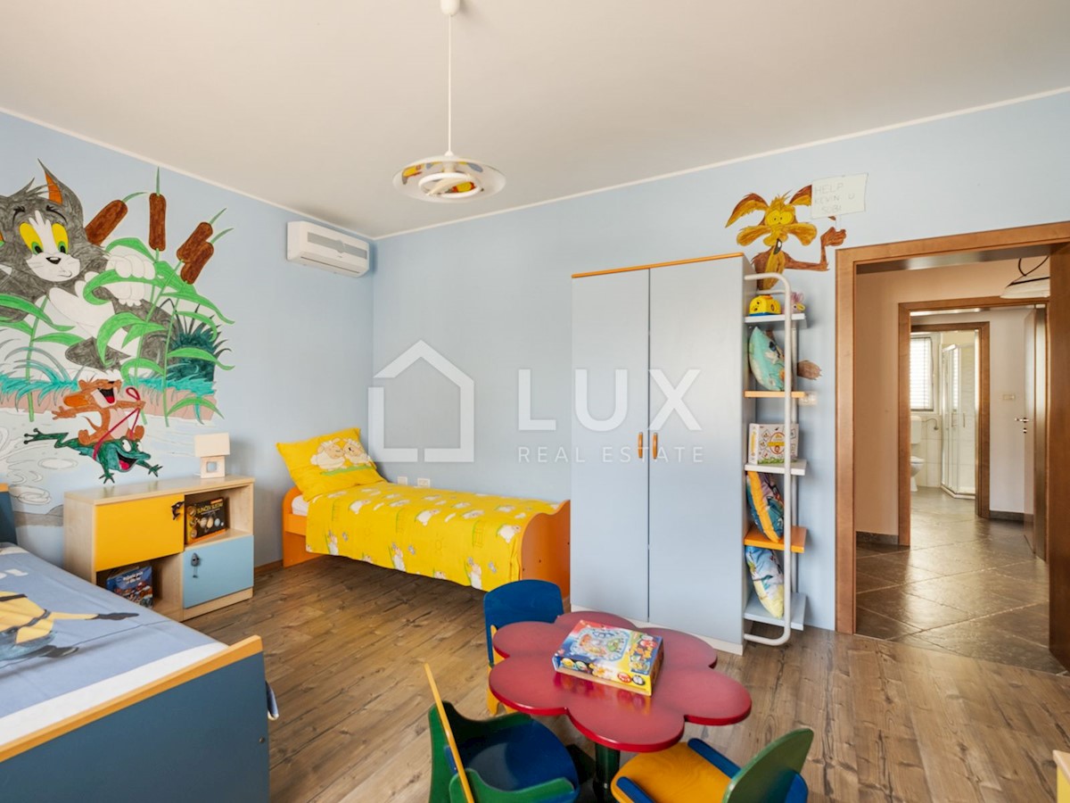 PULA - vila z bazenom na parceli 1116m2