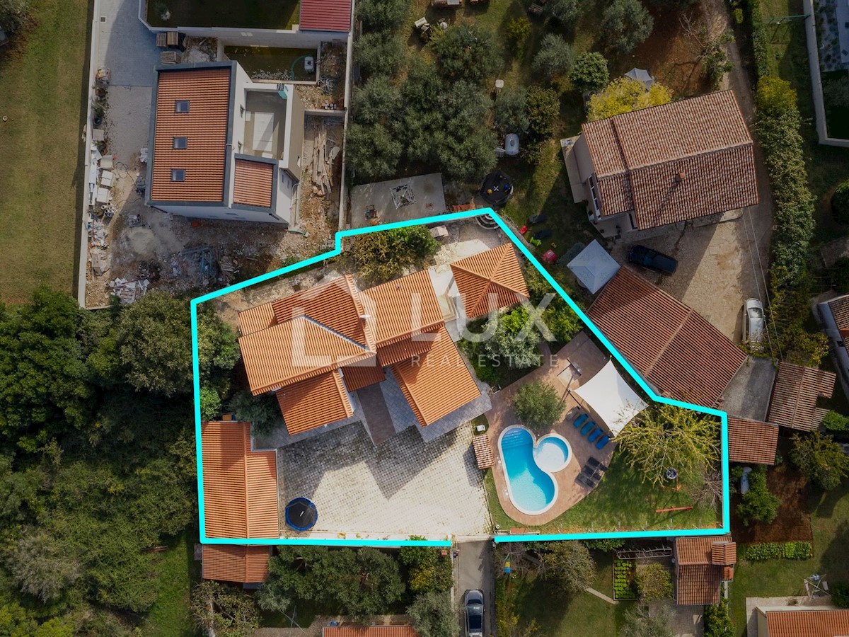 PULA - vila z bazenom na parceli 1116m2