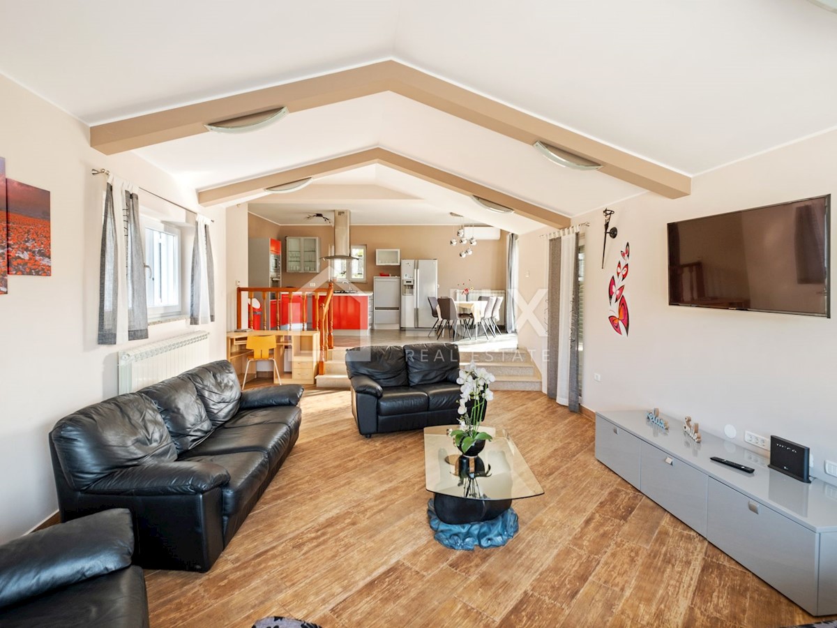 PULA - vila z bazenom na parceli 1116m2