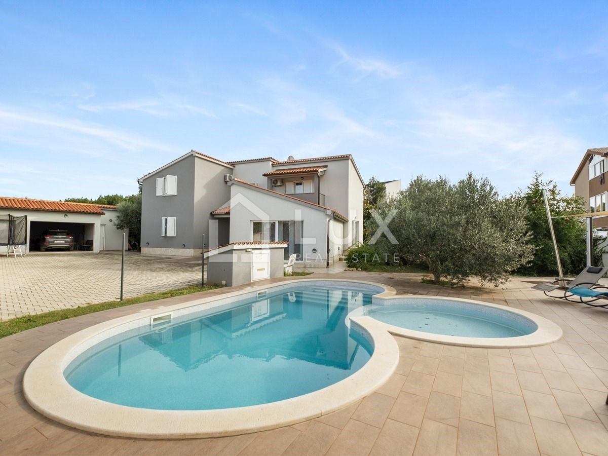 PULA - vila z bazenom na parceli 1116m2