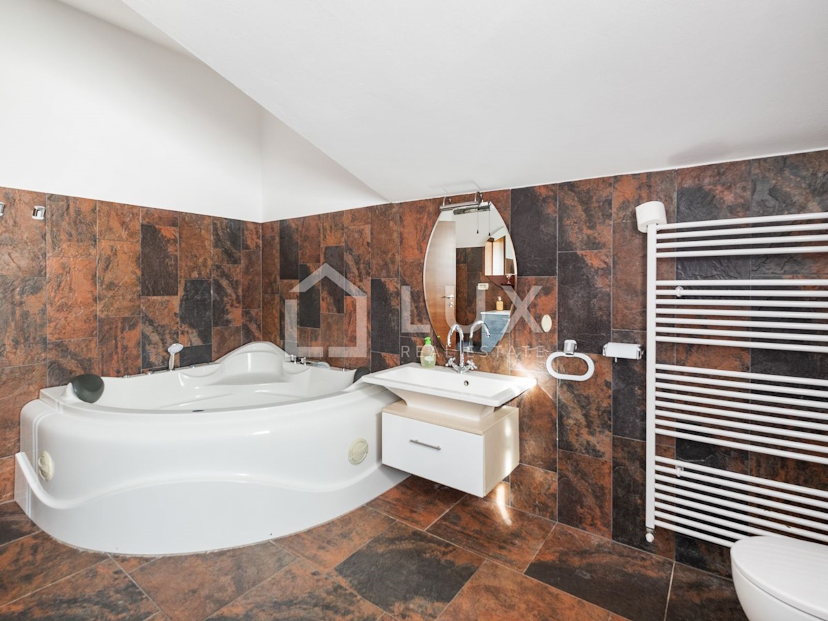 PULA - vila z bazenom na parceli 1116m2