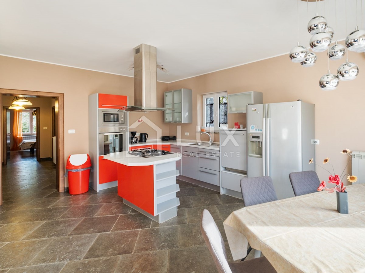 PULA - vila z bazenom na parceli 1116m2