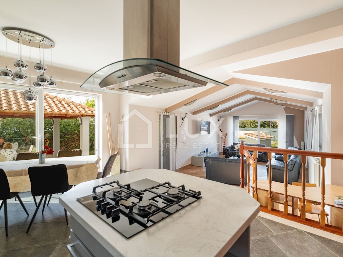 PULA - vila z bazenom na parceli 1116m2