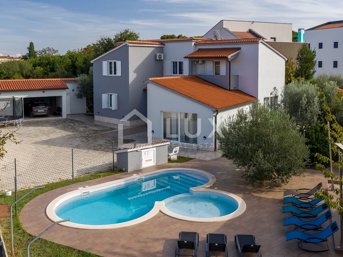 PULA - vila z bazenom na parceli 1116m2
