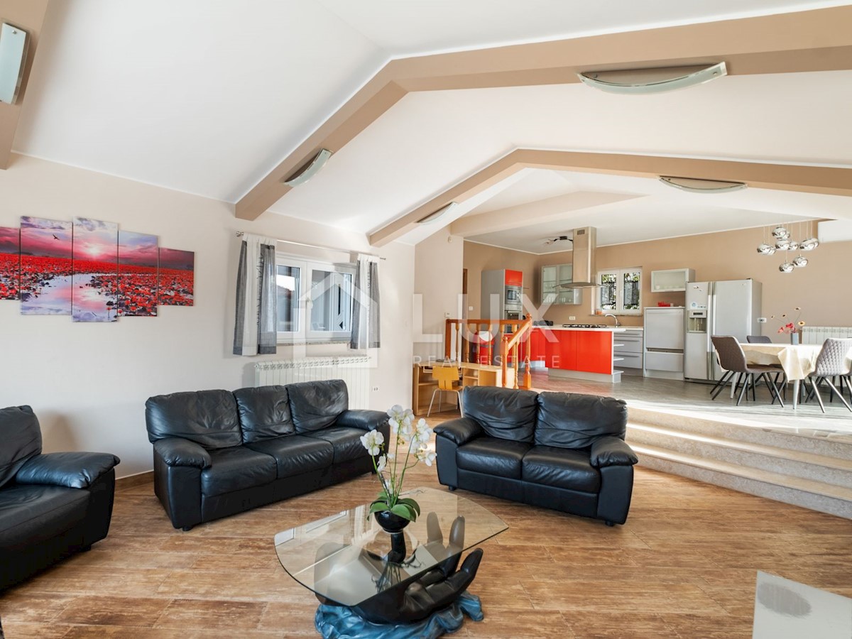 PULA - vila z bazenom na parceli 1116m2