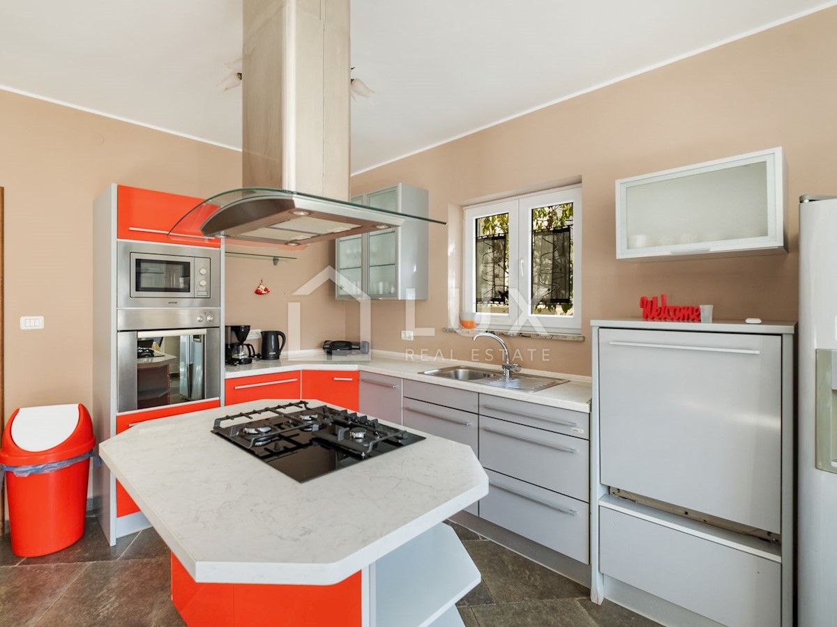 PULA - vila z bazenom na parceli 1116m2