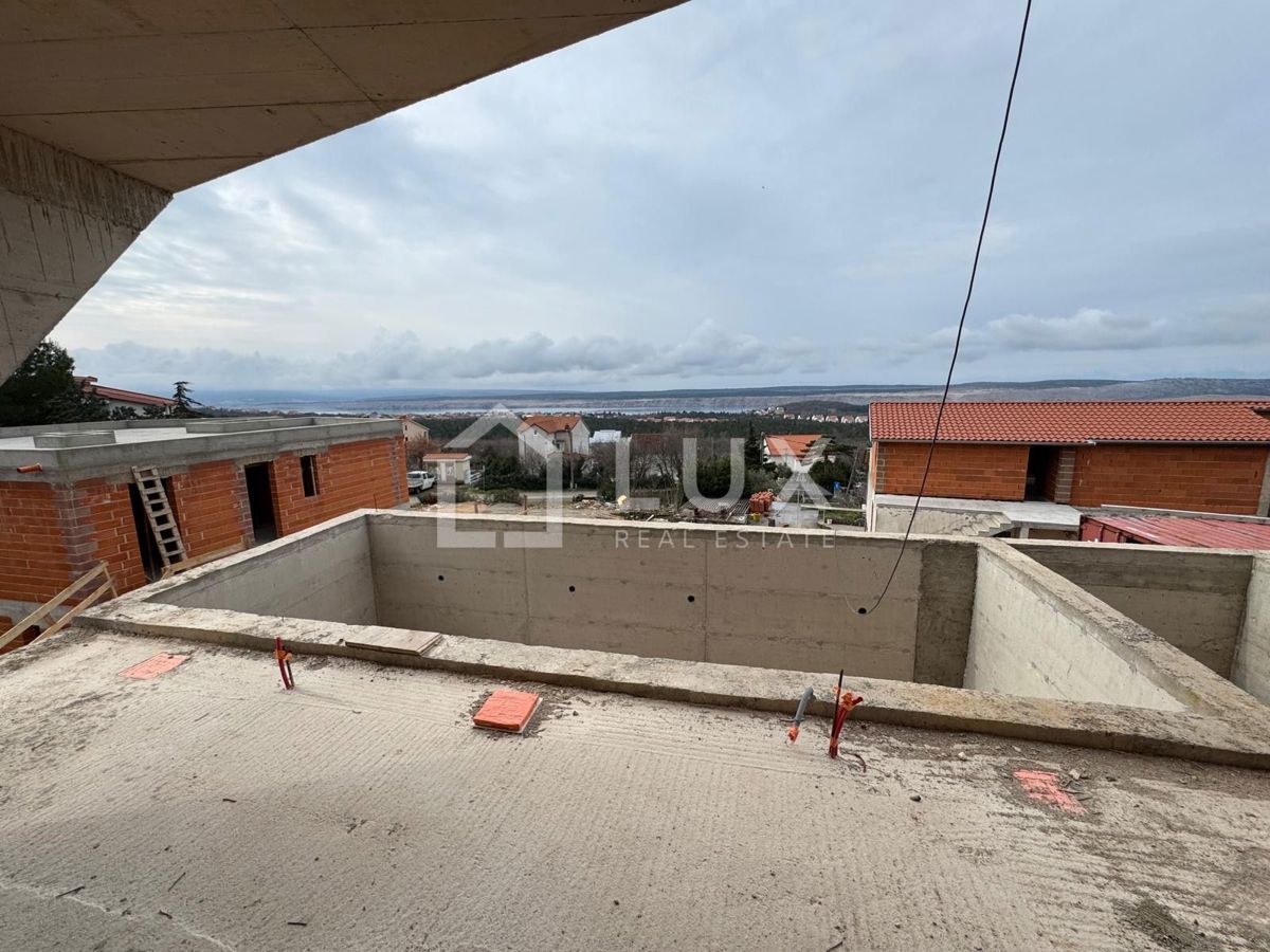 JADRANOVO - dvoetažno stanovanje z bazenom, nedokončano