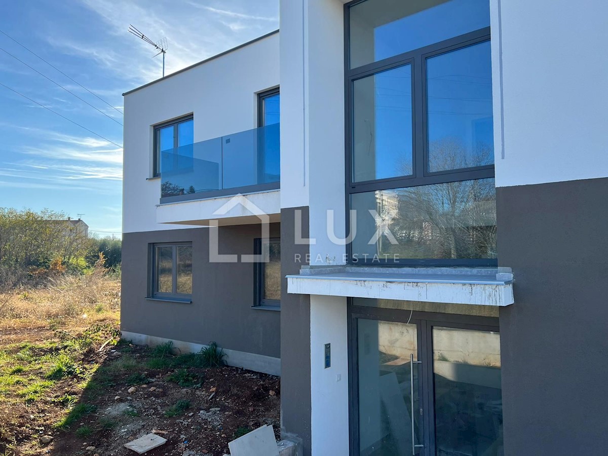 POREČ - stanovanje 96m2 z jacuzzijem, novogradnja