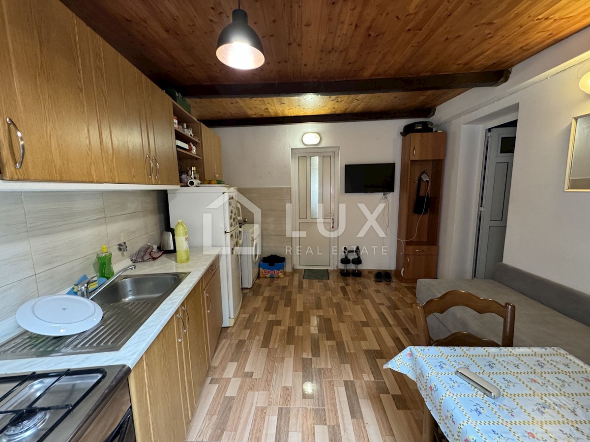 CRIKVENICA - stanovanje v centru mesta s teraso