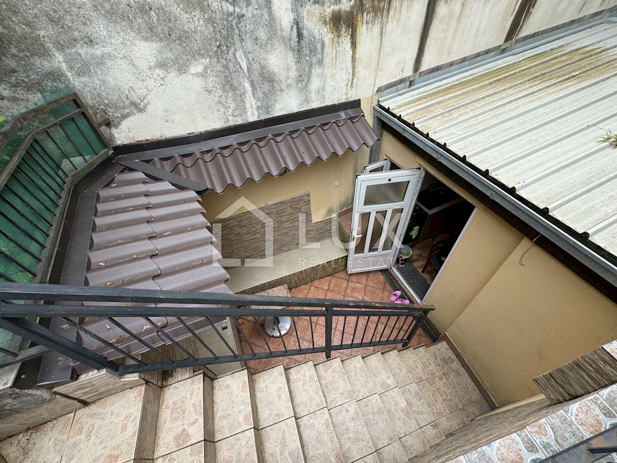 CRIKVENICA - stanovanje v centru mesta s teraso