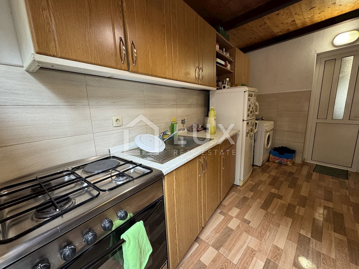 CRIKVENICA - stanovanje v centru mesta s teraso