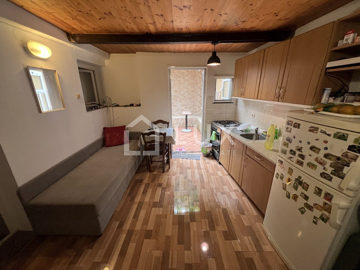 CRIKVENICA - stanovanje v centru mesta s teraso