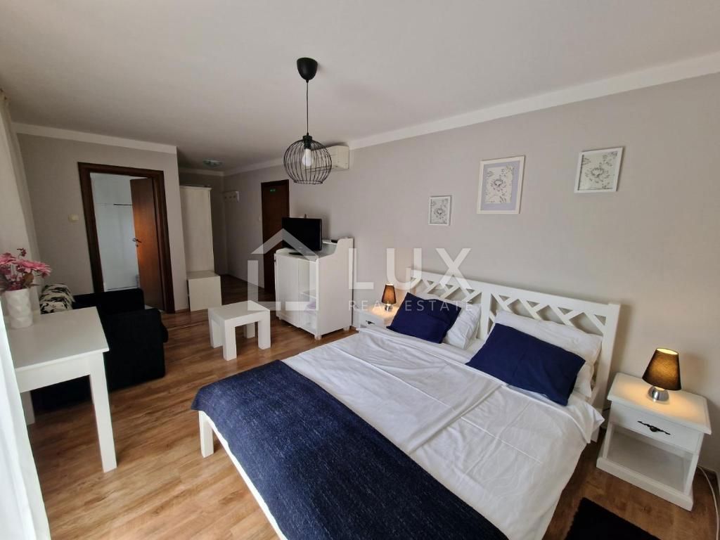 CRIKVENICA - apartmajska hiša z bazenom