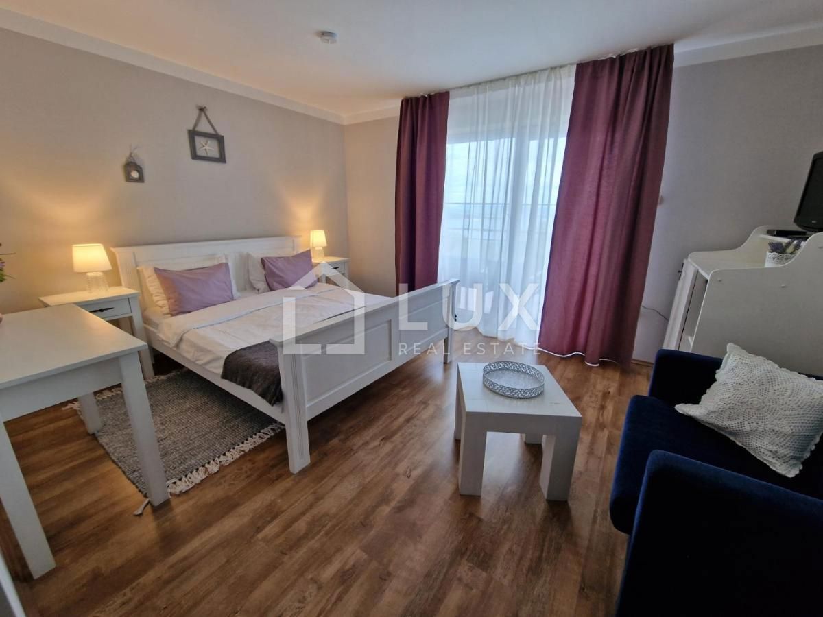 CRIKVENICA - apartmajska hiša z bazenom