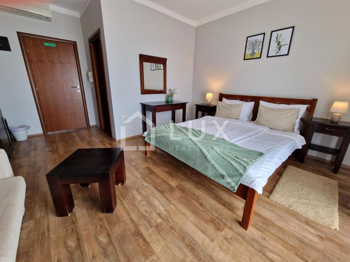 CRIKVENICA - apartmajska hiša z bazenom