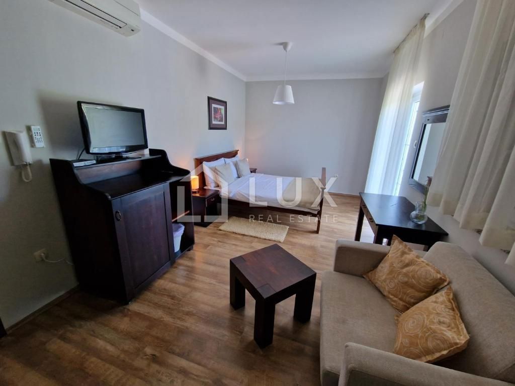 CRIKVENICA - apartmajska hiša z bazenom