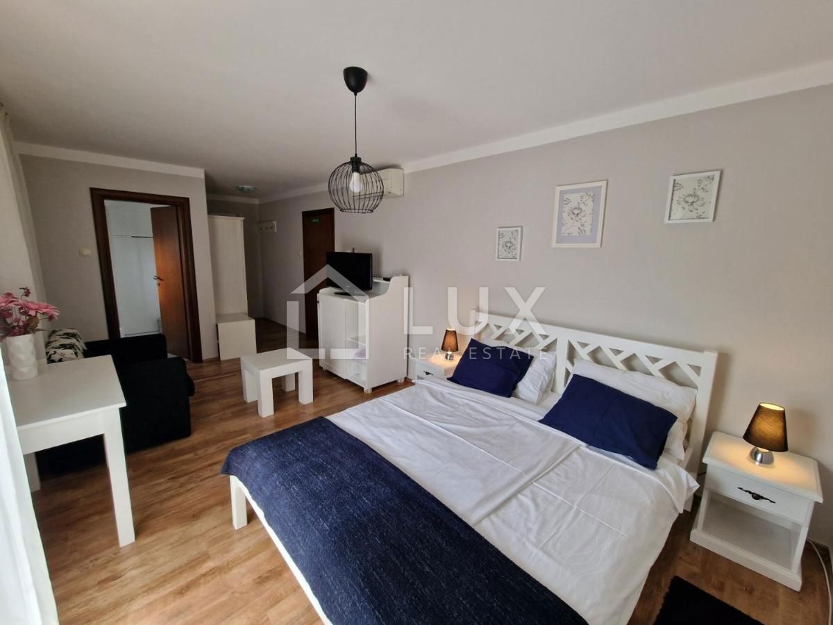 CRIKVENICA - apartmajska hiša z bazenom