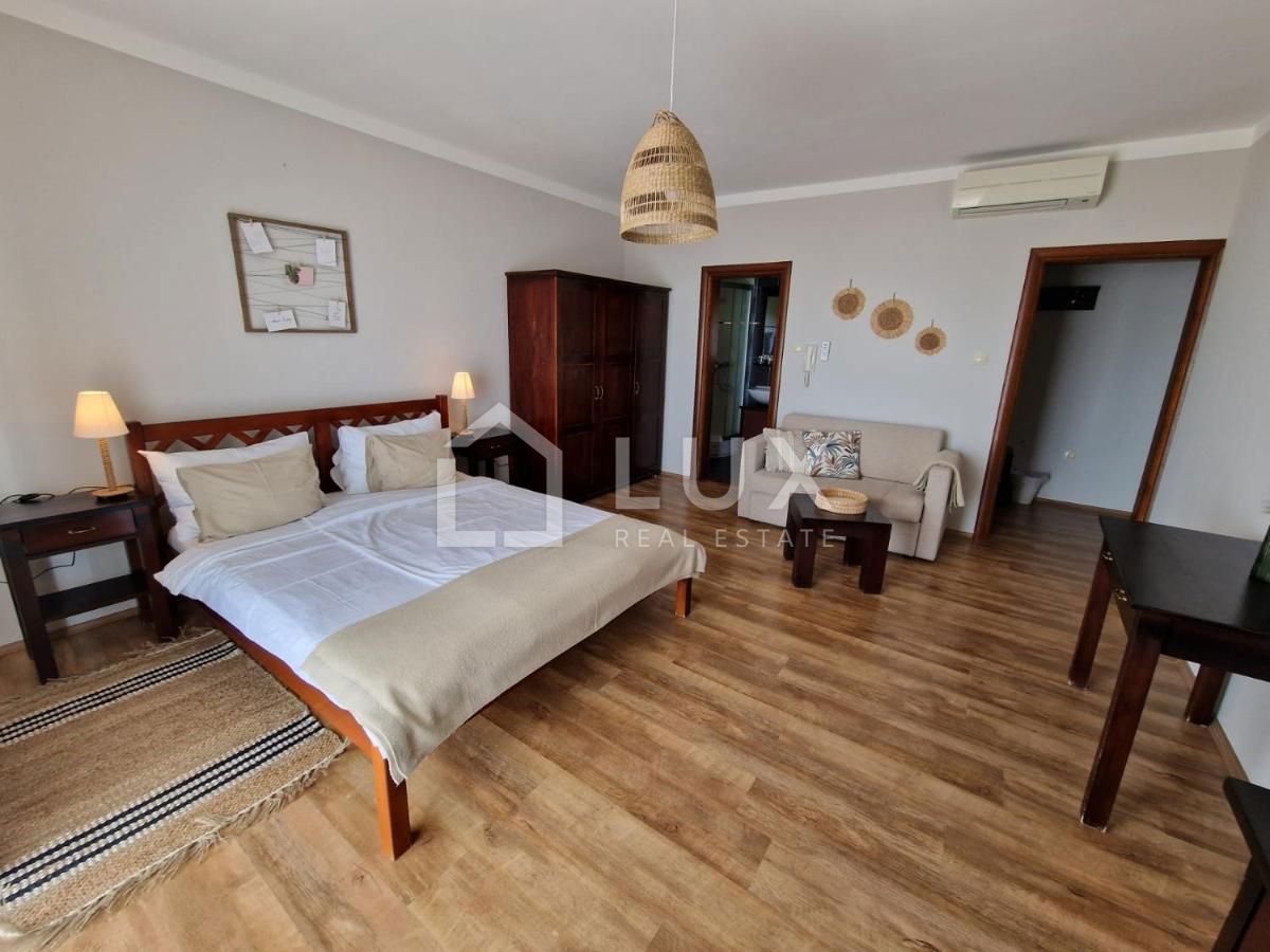 CRIKVENICA - apartmajska hiša z bazenom