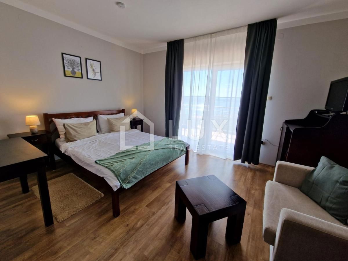 CRIKVENICA - apartmajska hiša z bazenom