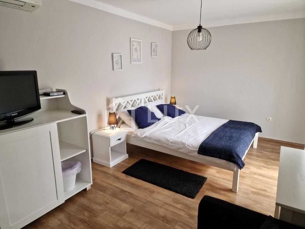 CRIKVENICA - apartmajska hiša z bazenom