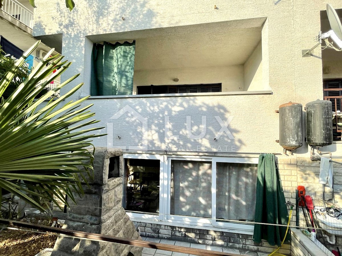 DRAMALJ - dva apartmaja z vrtom in parkiriščem