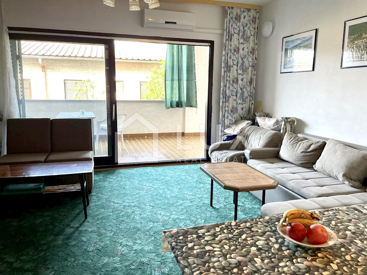DRAMALJ - dva apartmaja z vrtom in parkiriščem