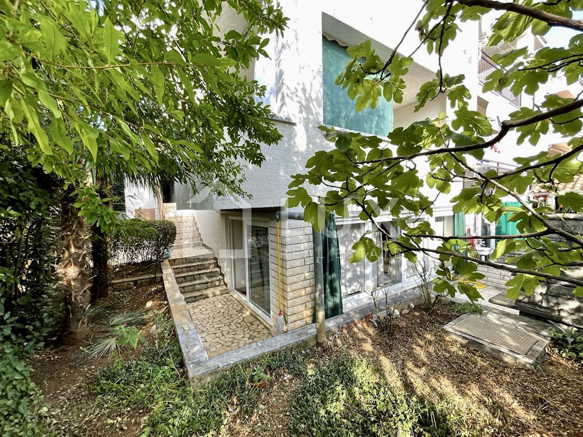 DRAMALJ - dva apartmaja z vrtom in parkiriščem