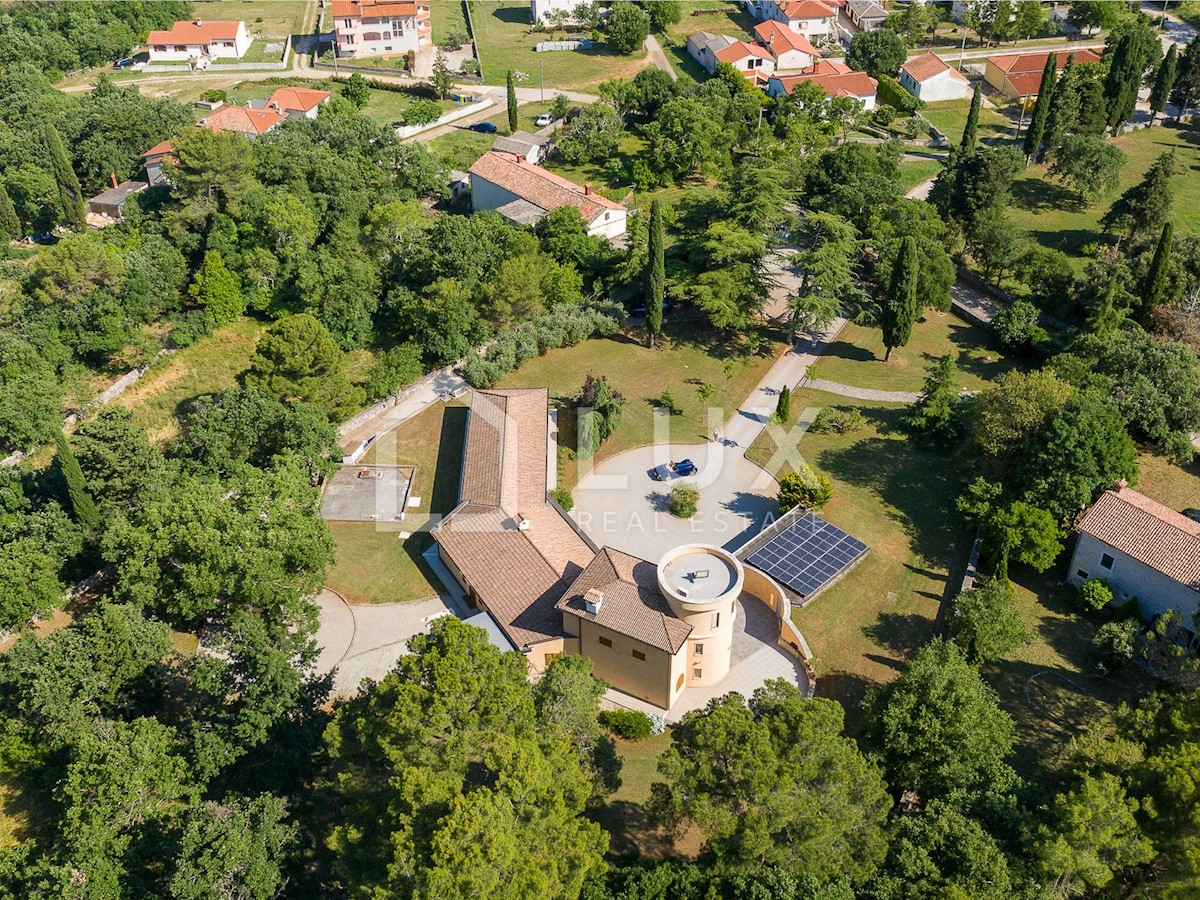 MARČANA - luksuzna vila 374m2 na parceli 8090m2