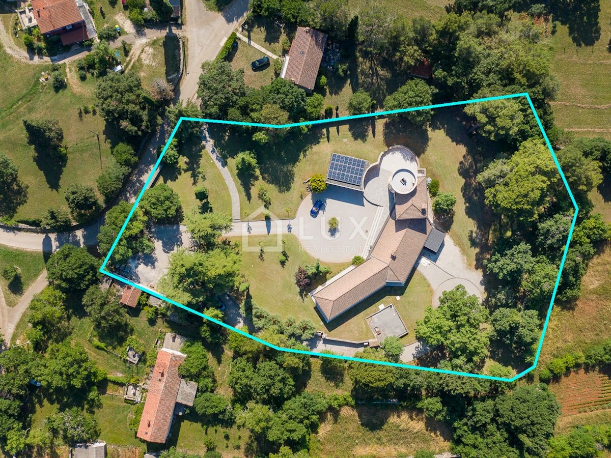 MARČANA - luksuzna vila 374m2 na parceli 8090m2