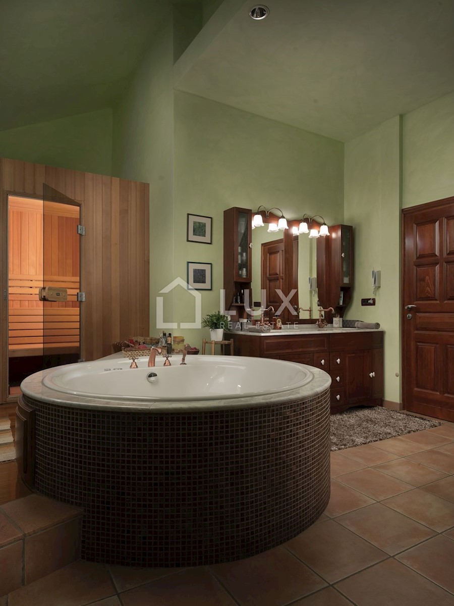 MARČANA - luksuzna vila 374m2 na parceli 8090m2