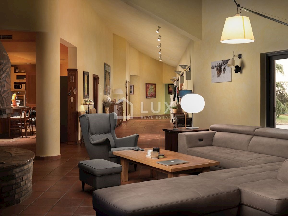 MARČANA - luksuzna vila 374m2 na parceli 8090m2