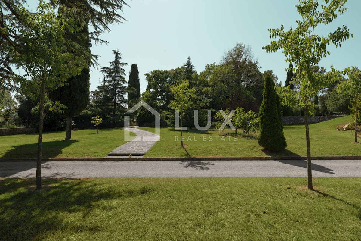 MARČANA - luksuzna vila 374m2 na parceli 8090m2