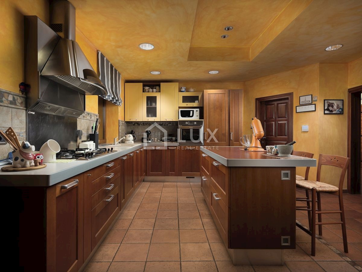 MARČANA - luksuzna vila 374m2 na parceli 8090m2