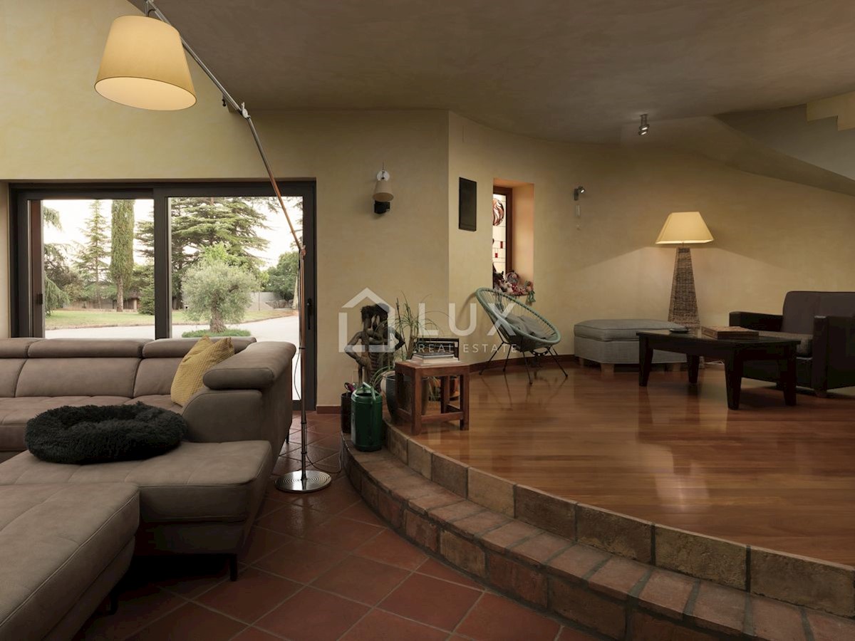 MARČANA - luksuzna vila 374m2 na parceli 8090m2