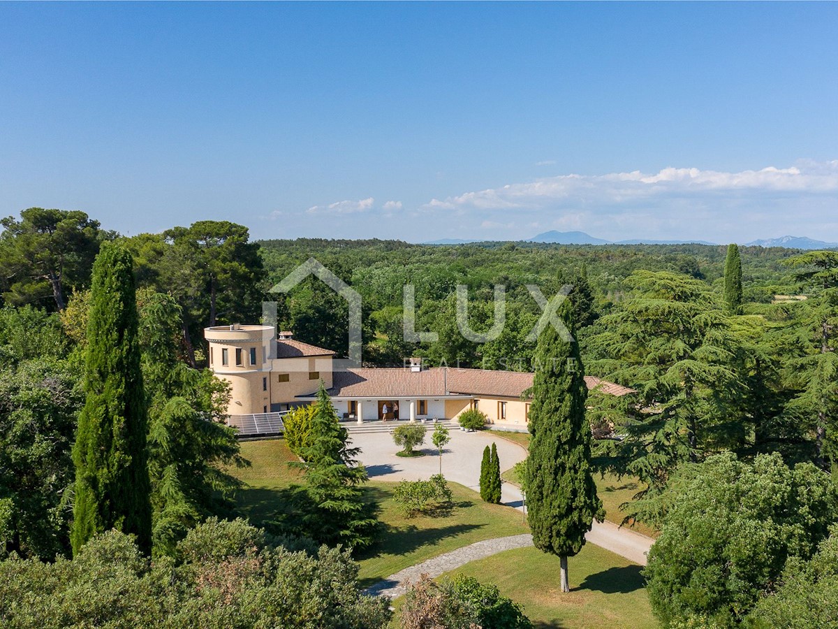 MARČANA - luksuzna vila 374m2 na parceli 8090m2