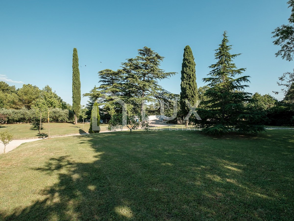MARČANA - luksuzna vila 374m2 na parceli 8090m2