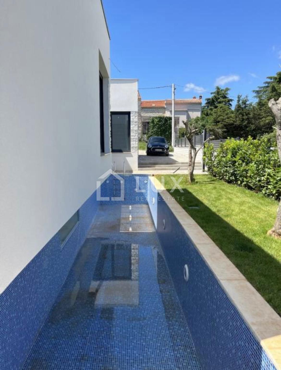 ROVINJ - moderna vila z bazenom