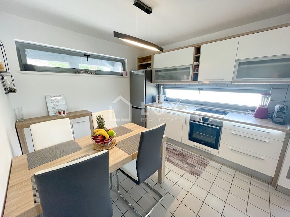 ROVINJ - pritlično stanovanje 66m2 + garaža