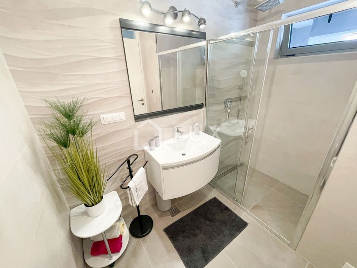 ROVINJ - pritlično stanovanje 66m2 + garaža