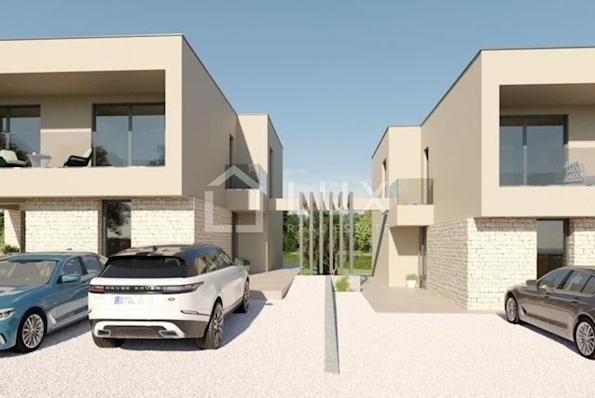 POREČ - moderna vila z bazenom, vrt 720m2