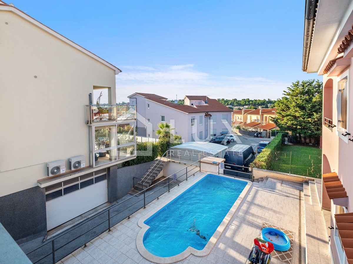 MEDULIN - prostoren apartma z bazenom, 800m do plaže