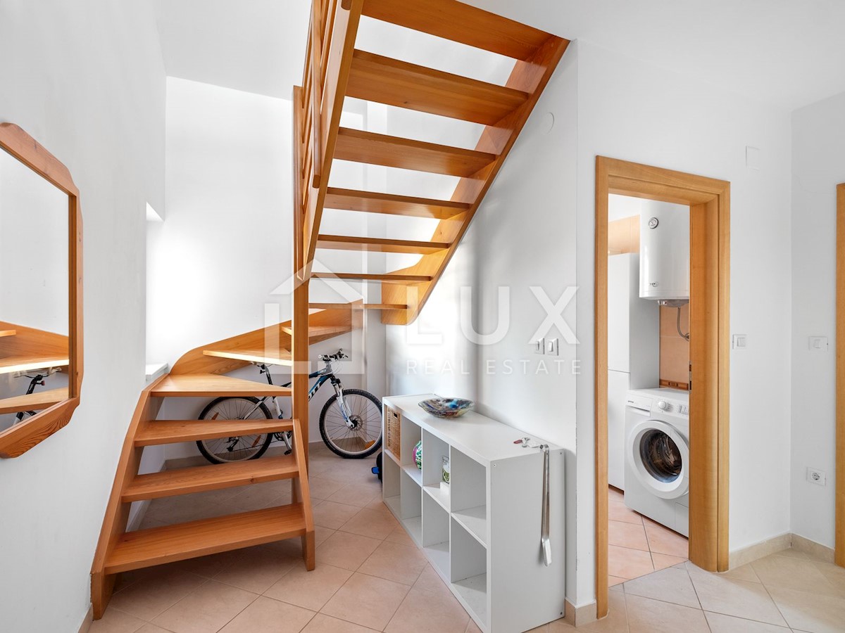 MEDULIN - prostoren apartma z bazenom, 800m do plaže