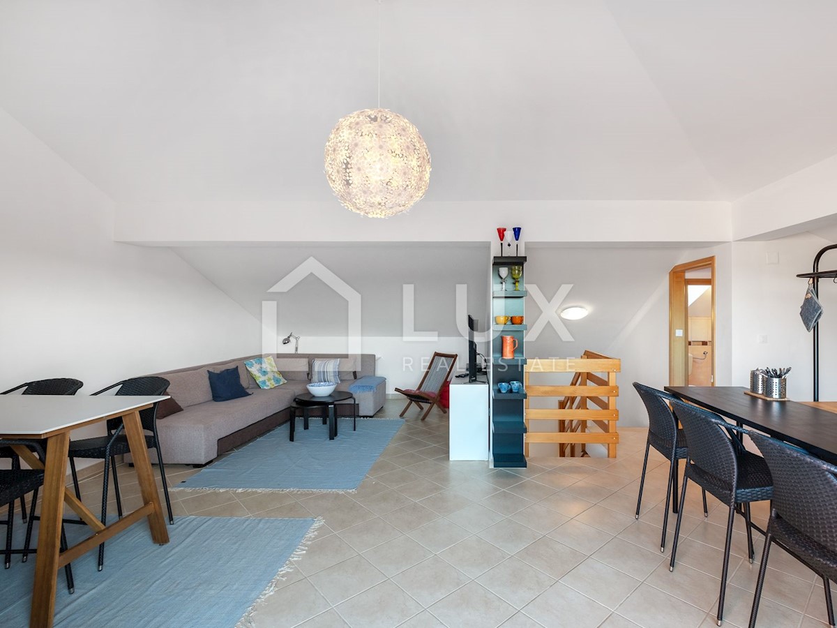 MEDULIN - prostoren apartma z bazenom, 800m do plaže
