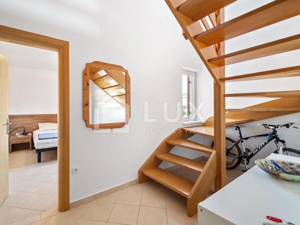 MEDULIN - prostoren apartma z bazenom, 800m do plaže