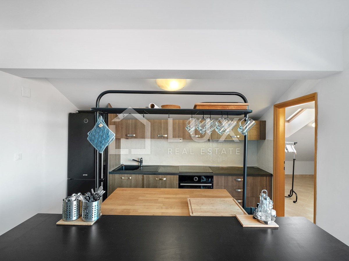 MEDULIN - prostoren apartma z bazenom, 800m do plaže
