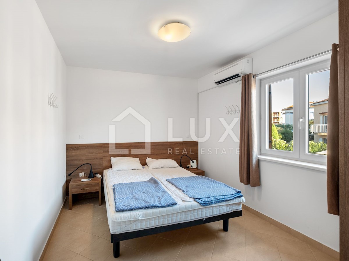 MEDULIN - prostoren apartma z bazenom, 800m do plaže