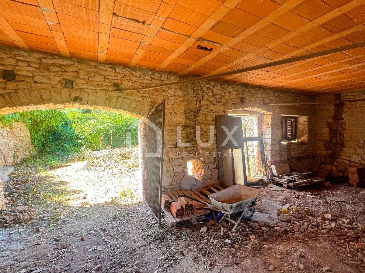 MARČANA, KRNICA - kamnita hiša za obnovo