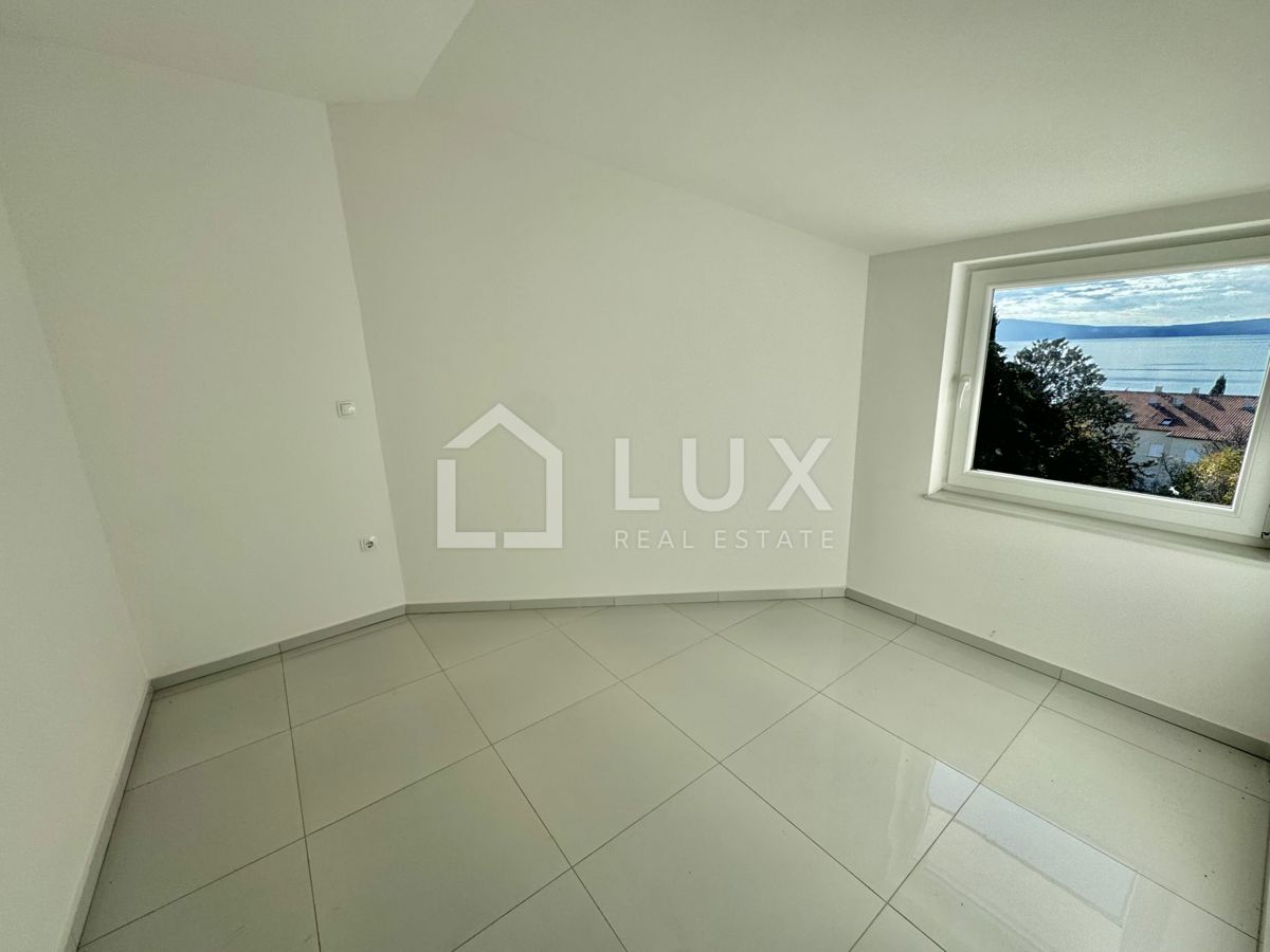 CRIKVENICA - dva apartmaja, 112m2, 150m do morja, novogradnja