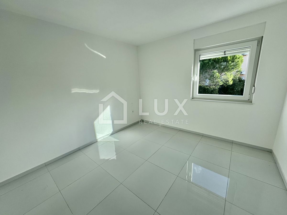 CRIKVENICA - dva apartmaja, 112m2, 150m do morja, novogradnja
